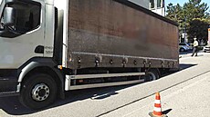 V brn�nské ulici Po�í�í se zadní náprava nákladního vozu propadla do silnice.