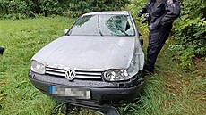 Automobil, který řidič odstavil poté, co ujel od smrtelné nehody v Adršpachu....