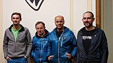 Radek Jaro� (t�etí zleva) spolu s rodinou Zikmunda Schwarzkopfa (druhý zleva,...