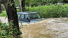 Terénní automobil zstal v sobotu odpoledne uvznný v rozvodnném Zbiroském...
