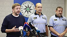 Ministr vnitra Vít Rakuan (vlevo), policejní prezident Martin Vondráek a éf...