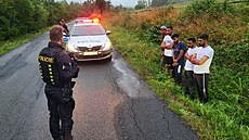 Běženci zadržení včera poblíž česko-slovenské hranice. Je jich víc než v době...