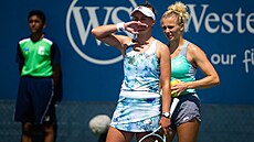 Barbora Krej�íková a Kate�ina Siniaková na turnaji v Clevelandu.