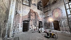 V kapli chomutovského kostela sv. Ignáce nalezli restaurátoři fresky ze 60. let...