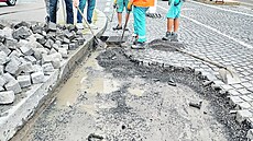 Díra se nachází u zastávky �tvanice ve sm�ru z centra m�sta.