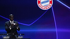 Yaya Touré, n�kdej�í zálo�ník Barcelony �i Manchesteru City dr�í lístek se...