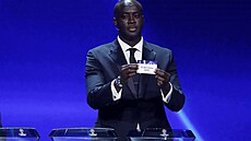 Yaya Touré, n�kdej�í zálo�ník Barcelony �i Manchesteru City dr�í lístek se...