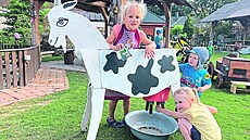 D�ti si m��ou zkusit, jak se dojí kozy.