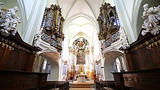 Vlevo jsou vidt zrestaurované Sieberovy barokní varhany, naproti nim stojí ve...