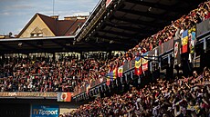 Zaplnný letenský stadion.