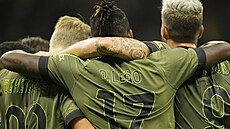 Fotbalisté AC Milán slaví gól v zápase proti Bologni.