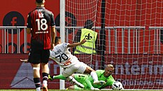 Alexis Sanchez z Olympique de Marseille dává svj druhý gól v zápase proti Nice.