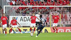 Oscar Dorley ze Slavie p�i st�ele na h�i�ti brn�nské Zbrojovky.