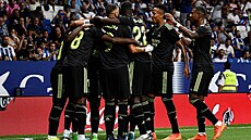 Fotbalisté Realu Madrid slaví gól na h�i�ti Espanyolu.