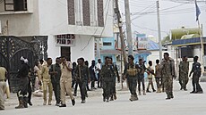 Vojáci hlídkují před hotelem Hayat v Mogadišu (20. srpna 2022)