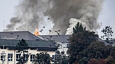 Bhem poáru v Ústední vojenské nemocnici v Praze peletlo areál hejno strak....
