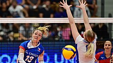 Česká volejbalistka Denisa Pavlíková útočí v zápase s Islandem.