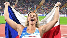 Česká oštěpařka Barbora Špotáková se raduje ze zisku bronzové medaile.