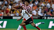 Marcos Andre (vp�edu) z Valencie brán�ný Axelem Witselem z Atlética Madrid.