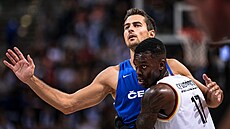 eský basketbalista Tomá Kyzlink (vlevo) a Dennis Schröder z Nmecka.