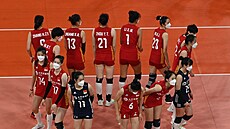 Čínské volejbalistky před zápasem Asijského poháru, nastoupily v respirátorech.