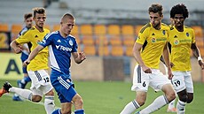 Filip Vedral (druhý zprava) v jihlavském dresu v zápase s bé�kem Olomouce.