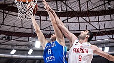 Italský k�ídelník Danilo Gallinari (vlevo) v zápase s Gruzií, zastavit se ho...