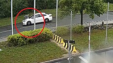 Okradeného muže vezli zloději na kapotě svého auta.