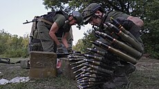 Ukrajinští vojáci připravují svou zbraň k palbě na nepřítele v Charkovské...