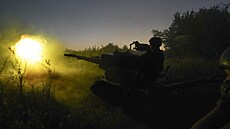 Ukrajintí vojáci stílejí na ruské nepítele z protiletadlového dla v...