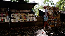 Knihkupci prodávají knihy na paíském nábeí u eky Seiny. (22. srpna 2022)