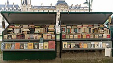 Knihkupci prodávají knihy na paíském nábeí u eky Seiny. (22. srpna 2022)