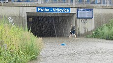 Rozvodn�ný potok Boti� v pra�ských Nuslích zp�sobil záplavu podchodu u...
