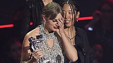 Taylor Swift na předávání cen MTV převzala cenu za nejlepší video ve verzi k...