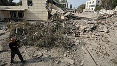 Muž pozoruje budovu úřadu zničenou nočním ruským vojenským úderem v rámci útoku... | na serveru Lidovky.cz | aktuální zprávy