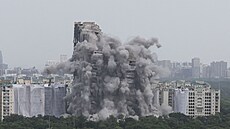 Dvojčata Supertech Twin Towers technici odstřelili během řízené demolice....