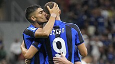Joaquín Correa (vlevo) z Interu Milán oslavuje gól do sít Spezie se...