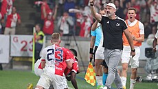 Zatímco se fotbalisté Slavie radovali z gólu proti �enstochové, trenér Jind�ich...