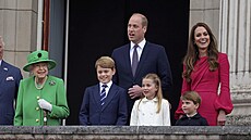 Královna Albta II, princ George, princ William, princezna Charlotte, princ...