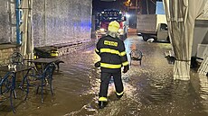 Silné deště zvedaly hladiny vodních toků a někde museli hasiči odčerpávat vodu... | na serveru Lidovky.cz | aktuální zprávy