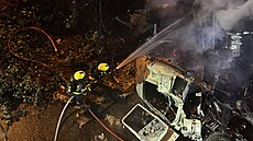 Nehoda kamionu s papírem, který po nárazu začal hořet. (20. srpna 2022)