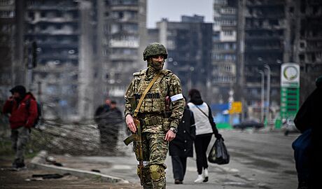 Ruský voják v obsazeném Mariupolu. (12. dubna 2022)
