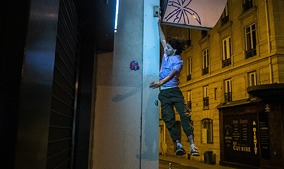 Píznivci parkouru v Paíi vypínají noní osvtlení výloh a svtelné reklamy....