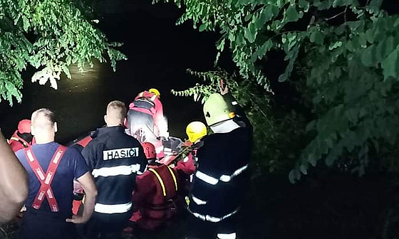 Dobrovolní hasii z Horky nad Moravou zachránili v noci skupinu esti mladých...