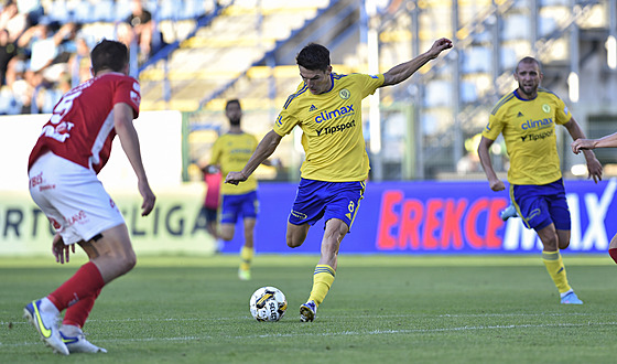 Zlínský fotbalista Robert Hrubý v utkání s Pardubicemi.