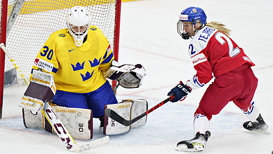 �eská hokejistka  Aneta Tejralová v �anci p�ed �védskou branká�kou Emmou...
