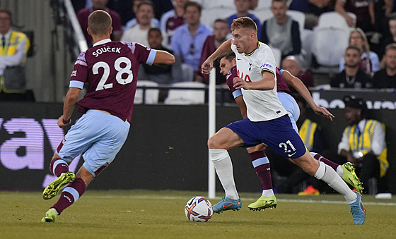 Tomá Souek (vlevo) z West Hamu brání Dejana Kulusevského z Tottenhamu.