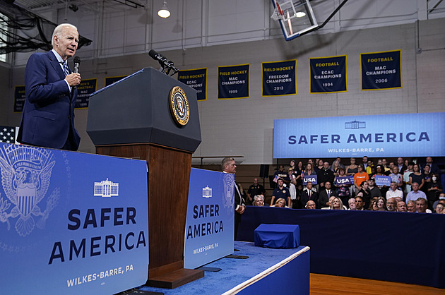 Za bezpečnější zemi. Biden chce v USA zakázat útočné zbraně