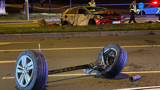 V Praze boural motorkář a dvě auta, jedno po srážce shořelo