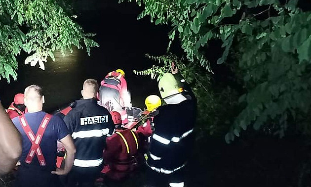 Vodáci nedbali varování a za tmy uvázli v potoce, zachránili je hasiči